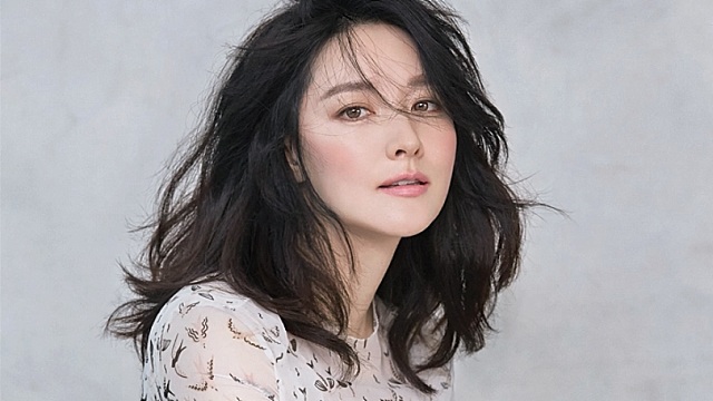 Ngưỡng mộ nhan sắc tuổi 50 của bảo vật quốc gia Lee Young Ae - 5 Ngưỡng mộ nhan sắc tuổi 50 của bảo vật quốc gia Lee Young Ae - 5