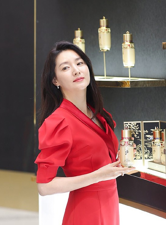 Ngưỡng mộ nhan sắc tuổi 50 của bảo vật quốc gia Lee Young Ae - 3 Ngưỡng mộ nhan sắc tuổi 50 của bảo vật quốc gia Lee Young Ae - 3