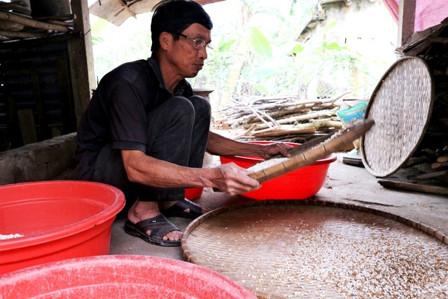Cả làng hò nhau nổ nếp làm nên thứ bánh Tết đặc sản xứ Quảng - 1 Cả làng hò nhau nổ nếp làm nên thứ bánh Tết đặc sản xứ Quảng - 1