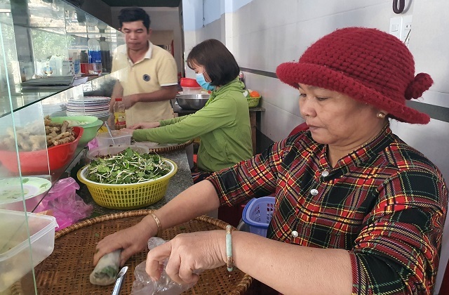 Secretly rolling cake shop in Binh Dinh, the owner sells a thousand pieces / day - 1