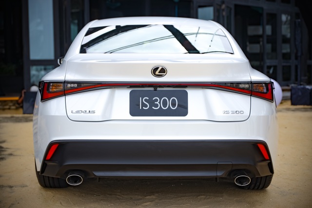 Soi chi tiết mẫu xe IS 300 2021 giá từ 2,13 tỉ đồng vừa được Lexus ra mắt - 5 Soi chi tiết mẫu xe IS 300 2021 giá từ 2,13 tỉ đồng vừa được Lexus ra mắt - 5