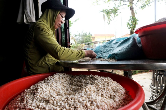Cả làng hò nhau nổ nếp làm nên thứ bánh Tết đặc sản xứ Quảng - 2 Cả làng hò nhau nổ nếp làm nên thứ bánh Tết đặc sản xứ Quảng - 2