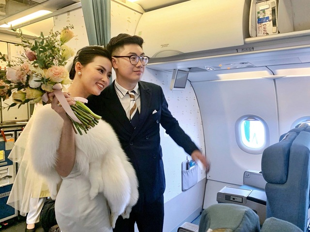 Cặp đôi chơi trội đặt hàng tổ chức cả đám cưới trên máy bay - 2