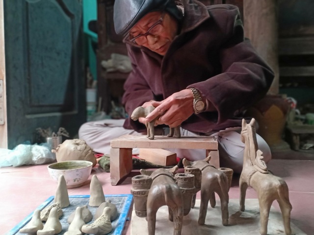 Về Bắc Ninh xem thợ nghề thổi hồn vào những chú trâu đất sét - 3