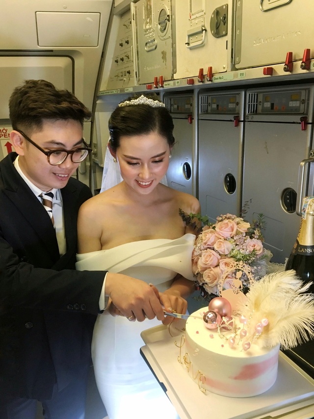 Cặp đôi chơi trội đặt hàng tổ chức cả đám cưới trên máy bay - 4 Cặp đôi chơi trội đặt hàng tổ chức cả đám cưới trên máy bay - 4