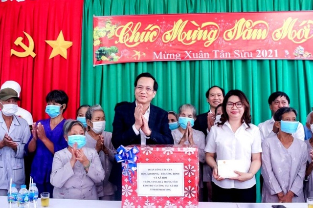 Bộ trưởng Đào Ngọc Dung tặng quà đối tượng bảo trợ xã hội tỉnh Bình Dương - 1