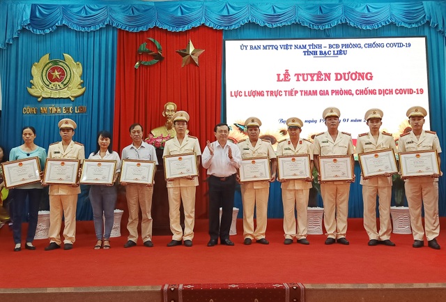 Tuyên dương bác sĩ, điều dưỡng hơn 150 ngày sát cánh cùng ca bệnh Covid-19 - 1 Tuyên dương bác sĩ, điều dưỡng hơn 150 ngày sát cánh cùng ca bệnh Covid-19 - 1