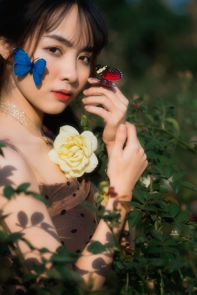 Nữ sinh Bách khoa hóa công chúa mơ màng giữa rừng hoa - 1 Nữ sinh Bách khoa hóa công chúa mơ màng giữa rừng hoa - 1