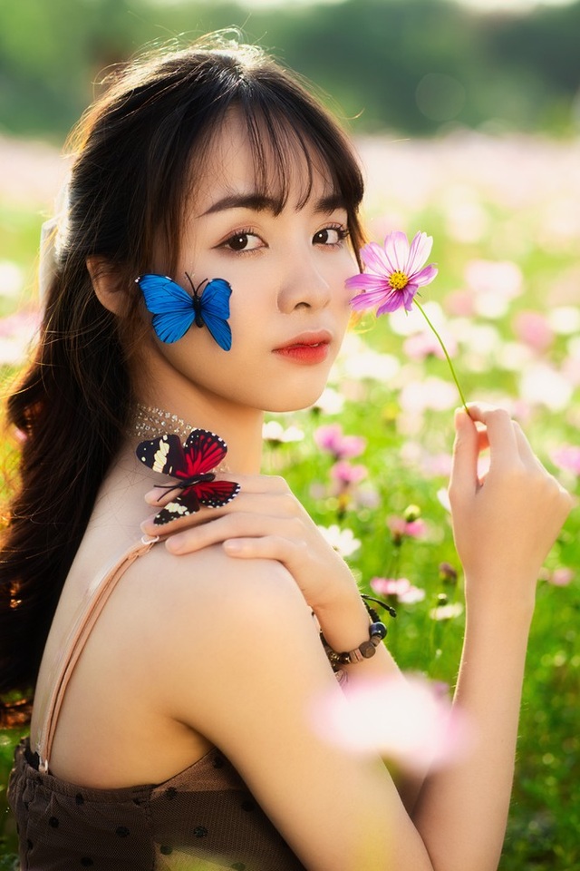 Nữ sinh Bách khoa hóa công chúa mơ màng giữa rừng hoa - 10 Nữ sinh Bách khoa hóa công chúa mơ màng giữa rừng hoa - 10