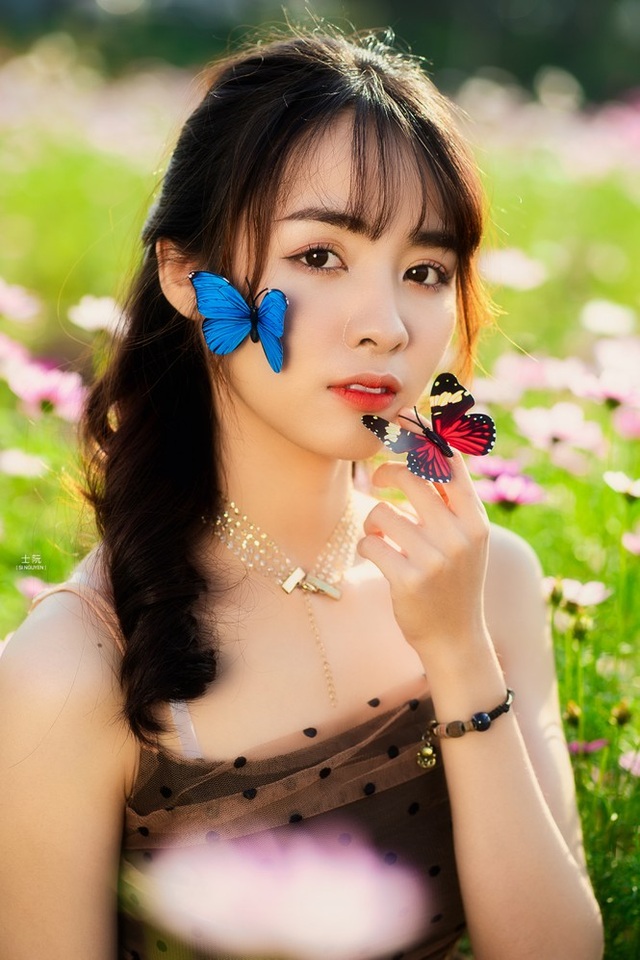 Nữ sinh Bách khoa hóa công chúa mơ màng giữa rừng hoa - 11 Nữ sinh Bách khoa hóa công chúa mơ màng giữa rừng hoa - 11