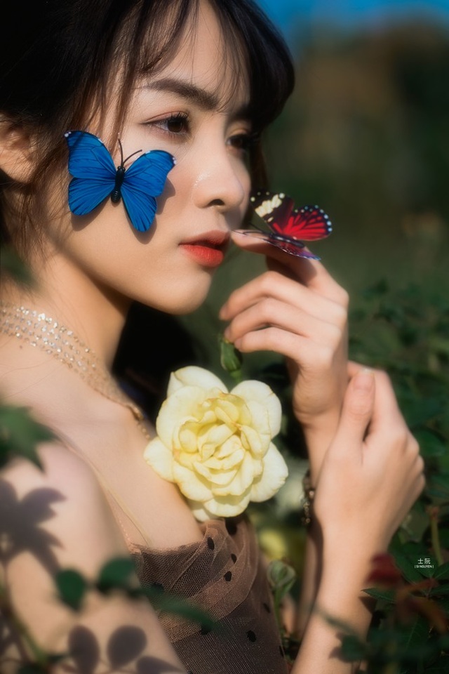 Nữ sinh Bách khoa hóa công chúa mơ màng giữa rừng hoa - 4 Nữ sinh Bách khoa hóa công chúa mơ màng giữa rừng hoa - 4