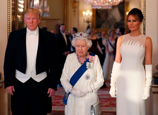 Những món quà độc đáo ông Trump từng tặng các lãnh đạo thế giới - 1 Những món quà độc đáo ông Trump từng tặng các lãnh đạo thế giới - 1