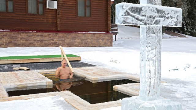 Ông Putin cởi trần tắm trong nước lạnh - 1