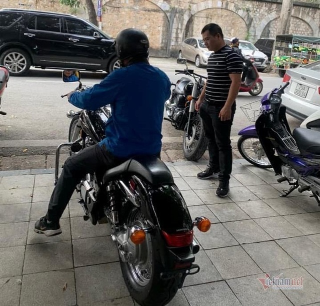 Xe máy cũ giá ngang ngửa ô tô, khách Việt chịu chi sắm chơi Tết - 3