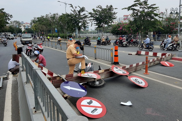 Khung giới hạn chiều cao bị xe tải hạ gục, đổ đè nát đầu xe máy - 4 Khung giới hạn chiều cao bị xe tải hạ gục, đổ đè nát đầu xe máy - 4