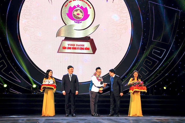 Thay mặt cho Văn phòng báo Dân trí tại Nghệ An, nhà báo Nguyễn Phê - Phó trưởng Văn phòng Bắc Miền trung nhận bảng biểu trưng "Vinh danh tấm lòng vàng vì cộng đồng 2020". Thay mặt cho Văn phòng báo Dân trí tại Nghệ An, nhà báo Nguyễn Phê - Phó trưởng Văn phòng Bắc Miền trung nhận bảng biểu trưng "Vinh danh tấm lòng vàng vì cộng đồng 2020".
