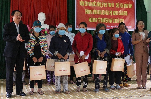 Bí thư Tỉnh ủy Hồ Quốc Dũng thăm, trao quà Tết bà con đồng bào khó khăn - 1 Bí thư Tỉnh ủy Hồ Quốc Dũng thăm, trao quà Tết bà con đồng bào khó khăn - 1