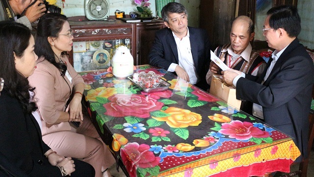Bí thư Tỉnh ủy Hồ Quốc Dũng thăm, trao quà Tết bà con đồng bào khó khăn - 2 Bí thư Tỉnh ủy Hồ Quốc Dũng thăm, trao quà Tết bà con đồng bào khó khăn - 2