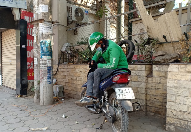 Cuối năm, công nhân làm thêm nhiều nghề để có tiền tiêu Tết - 1 Cuối năm, công nhân làm thêm nhiều nghề để có tiền tiêu Tết - 1