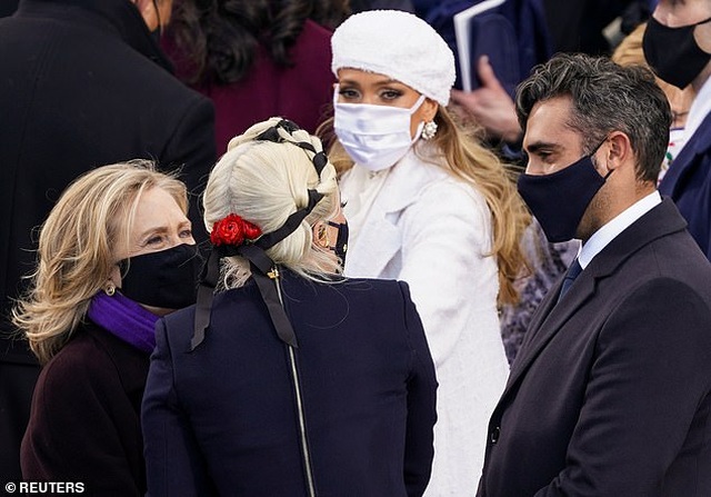 Lady Gaga tình tứ hôn bạn trai mới - 3 Lady Gaga tình tứ hôn bạn trai mới - 3