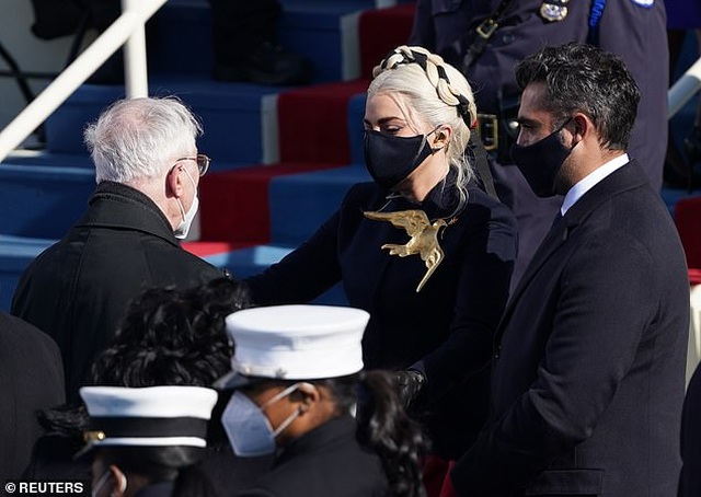 Lady Gaga tình tứ hôn bạn trai mới - 4 Lady Gaga tình tứ hôn bạn trai mới - 4