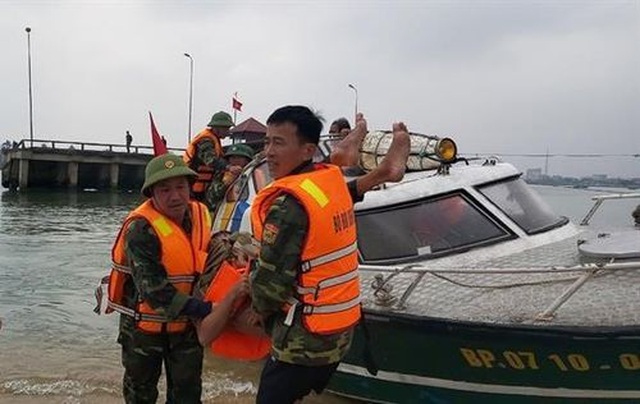 Kịp thời cứu 3 ngư dân bị chìm thuyền trên biển - 1 Kịp thời cứu 3 ngư dân bị chìm thuyền trên biển - 1