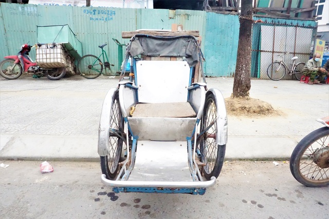 Xích lô thồ ế ẩm ngóng kháchtrong những ngày giáp Tết - 3 Xích lô thồ ế ẩm ngóng kháchtrong những ngày giáp Tết - 3