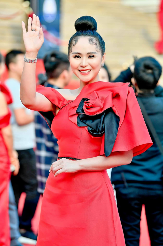  Bùi Thanh Hương xuất hiện nổi bật chiếm trọn spotlight trên thảm đỏ Khơi nguồn vẻ đẹp Việt   - 3