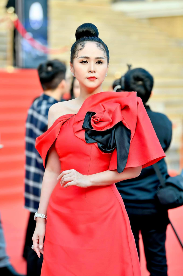  Bùi Thanh Hương xuất hiện nổi bật chiếm trọn spotlight trên thảm đỏ Khơi nguồn vẻ đẹp Việt   - 5