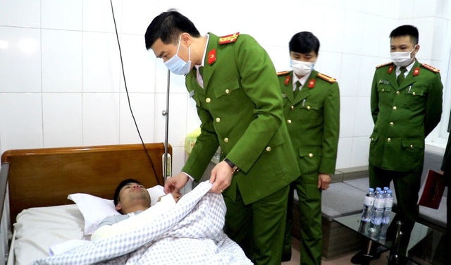 Trưởng công an xã bị ngã trọng thương khi tham gia chữa cháy - 1 Trưởng công an xã bị ngã trọng thương khi tham gia chữa cháy - 1