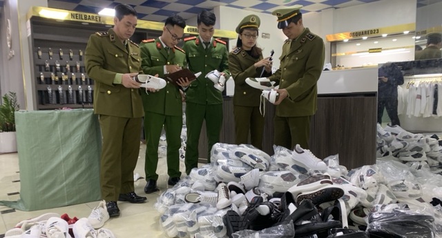Truy quét chuỗi AE Shop ở nhiều tỉnh, thu giữ số lượng lớn hàng hiệu dởm - 1 Truy quét chuỗi AE Shop ở nhiều tỉnh, thu giữ số lượng lớn hàng hiệu dởm - 1