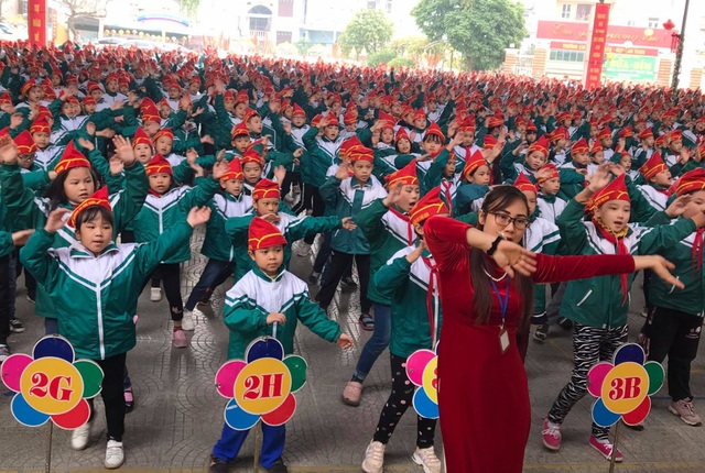 Hàng nghìn học sinh tiểu học Thọ Sơn múa hát xoan, nhảy dân vũ giữa giờ  - 1