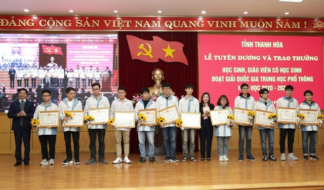 Thanh Hóa: Gần 600 triệu đồng khen thưởng giáo viên, học sinh giỏi quốc gia - 3 Thanh Hóa: Gần 600 triệu đồng khen thưởng giáo viên, học sinh giỏi quốc gia - 3