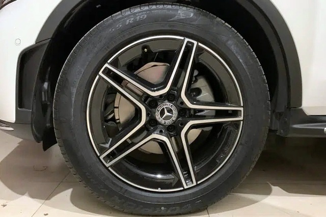 Mercedes GLC 300: Tăng 100 triệu, giảm trang bị khiến khách hàng thắc mắc - 2 Mercedes GLC 300: Tăng 100 triệu, giảm trang bị khiến khách hàng thắc mắc - 2
