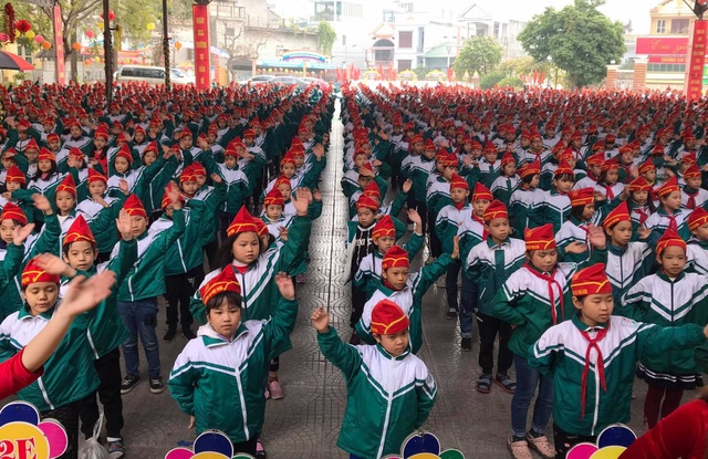 Hàng nghìn học sinh tiểu học Thọ Sơn múa hát xoan, nhảy dân vũ giữa giờ  - 2