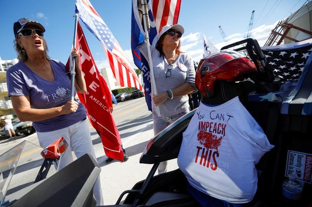 Người ủng hộ chào đón ông Trump về Florida sau khi rời Nhà Trắng - 10