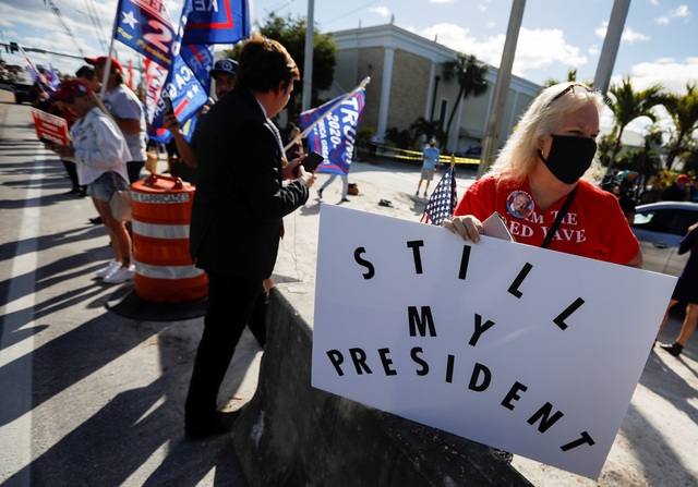 Người ủng hộ chào đón ông Trump về Florida sau khi rời Nhà Trắng - 3