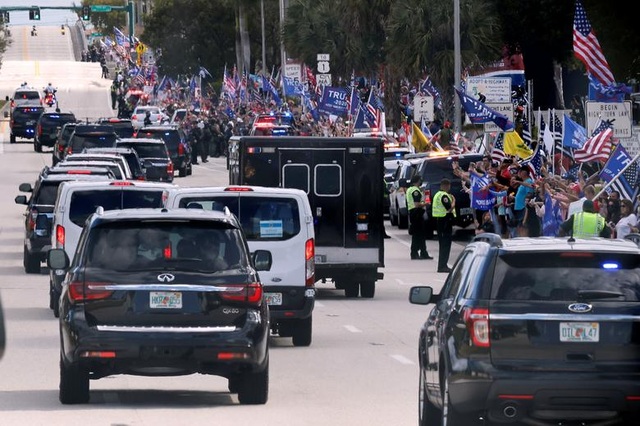 Người ủng hộ chào đón ông Trump về Florida sau khi rời Nhà Trắng - 9