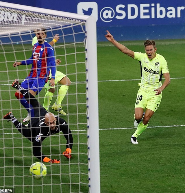 Luis Suarez lập cú đúp, Atletico hơn Real Madrid đến 7 điểm - 2