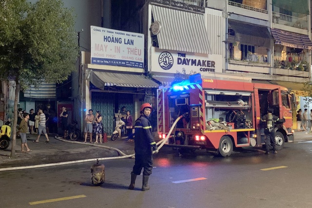 7 người mắc kẹt trong đám cháy ở Sài Gòn - 1