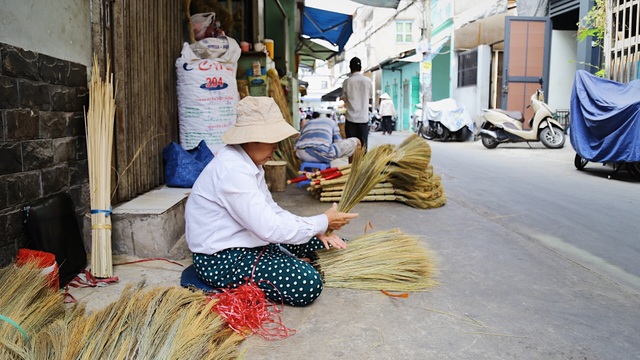 Nhộn nhịp xóm chổi đót ở Sài Gòn dịp cuối năm - 13