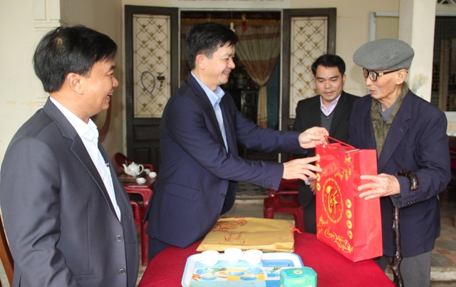 Lãnh đạo tỉnh Quảng Trị tặng quà, chúc Tết đối tượng chính sách, có công - 1 Lãnh đạo tỉnh Quảng Trị tặng quà, chúc Tết đối tượng chính sách, có công - 1