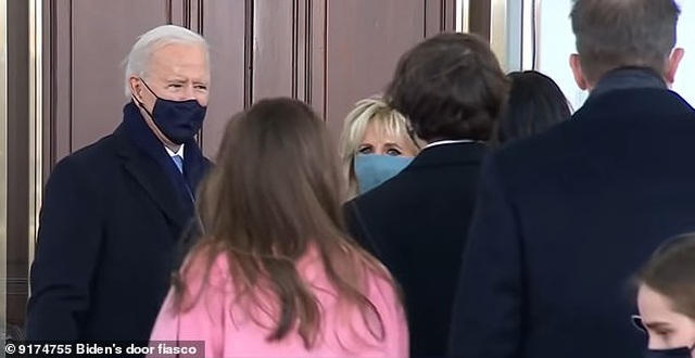 Video ông Biden bối rối vì không vào được Nhà Trắng sau lễ nhậm chức - 2