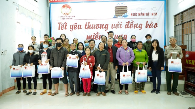 Đoàn Hiệp hội Nước mắm Việt Nam thăm và tặng quà Tết bà con tại Quảng Ngãi - 2