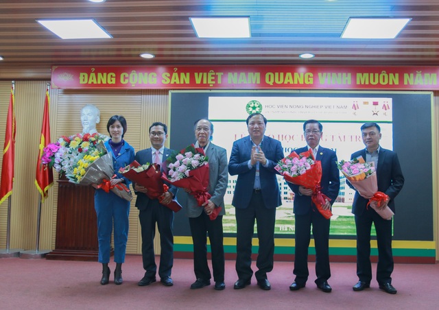 Trao tặng sinh viên Nông nghiệp Việt Nam 10 suất học bổng trị giá 2.500 USD - 5 Trao tặng sinh viên Nông nghiệp Việt Nam 10 suất học bổng trị giá 2.500 USD - 5