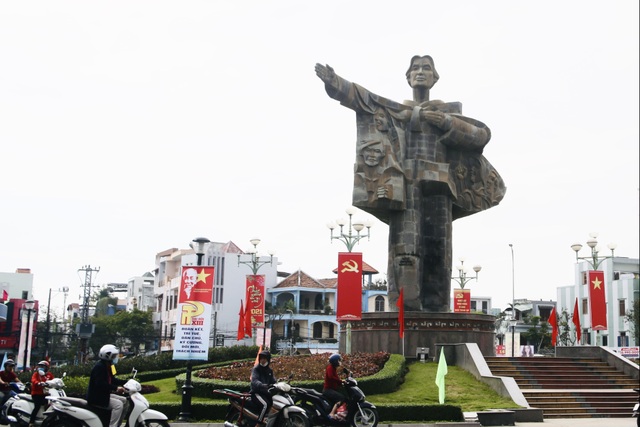 Đà Nẵng rực rỡ cờ hoa chào mừng Đại hội Đảng XIII - 1