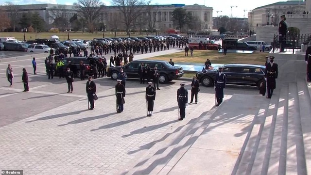 Dàn siêu xe bọc thép hùng hậu nhất lịch sử trong ngày ông Biden nhậm chức - 7