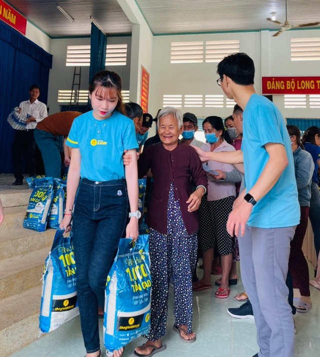 Sức lan tỏa từ chương trình Tết sẻ chia - ngàn tấn gạo trao khắp Việt Nam - 5 Sức lan tỏa từ chương trình Tết sẻ chia - ngàn tấn gạo trao khắp Việt Nam - 5