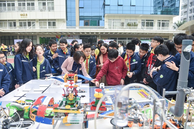 Học sinh Hà Nội trổ tài sáng chế, điều khiển robot trong ngày hội STEAM - 5