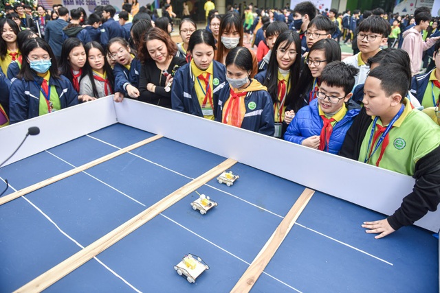 Nhấn vào ảnh để phóng to Học sinh Hà Nội trổ tài sáng chế, điều khiển robot trong ngày hội STEAM - 8